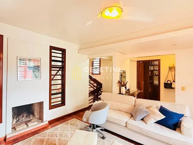 Casa 4 quartos e 4 banheiros, à venda, no bairro Teresópolis em Porto Alegre