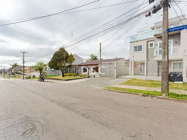 Casa 3 quartos e 2 banheiros, à venda, no bairro Xaxim em Curitiba