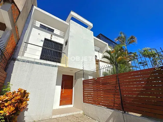 Casa 3 quartos e 3 banheiros, à venda, no bairro Guarujá em Porto Alegre