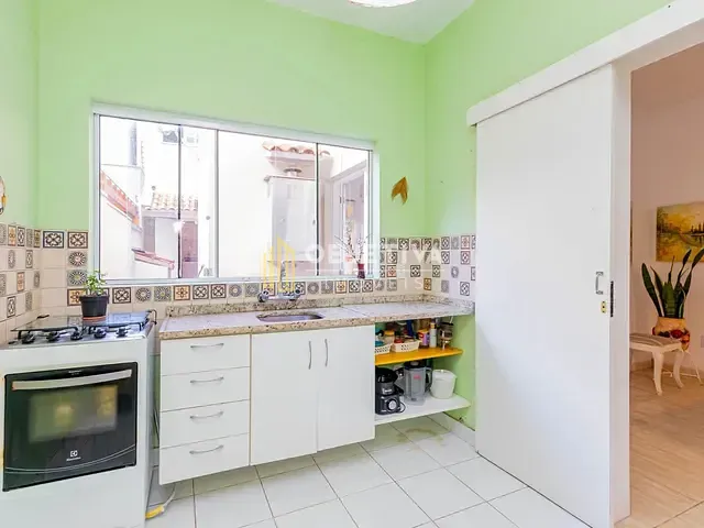 Casa 3 quartos e 4 banheiros, à venda, no bairro Petrópolis em Porto Alegre