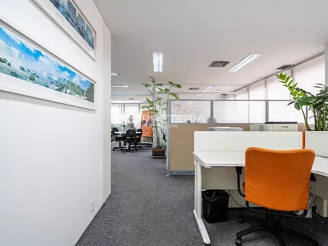 Sala à venda, no bairro Santo Amaro em São Paulo