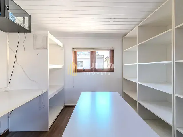 Sala à venda, no bairro Petrópolis em Porto Alegre