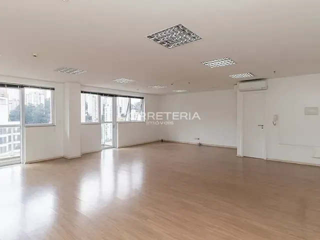 Sala à venda, no bairro Morumbi em São Paulo
