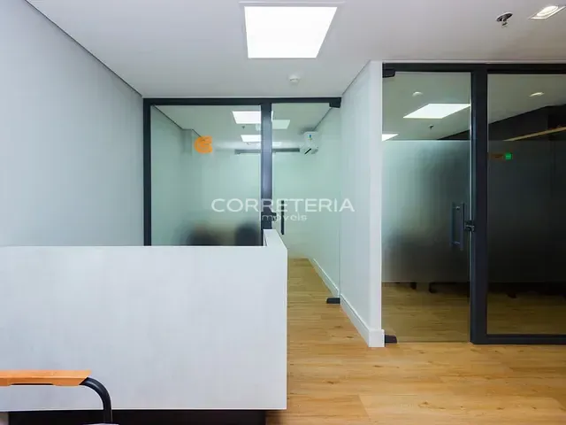 Sala à venda, no bairro Santo Amaro em São Paulo