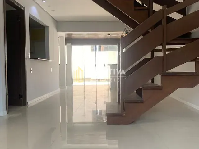 Casa 4 quartos e 3 banheiros, à venda, no bairro Guarujá em Porto Alegre