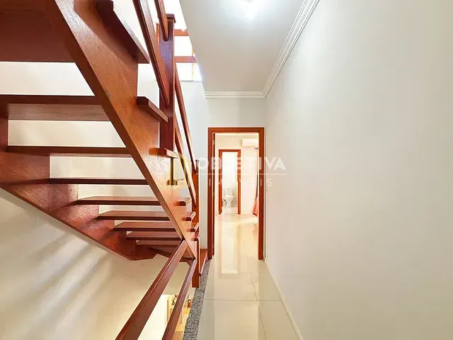Casa 3 quartos e 3 banheiros, à venda, no bairro Guarujá em Porto Alegre