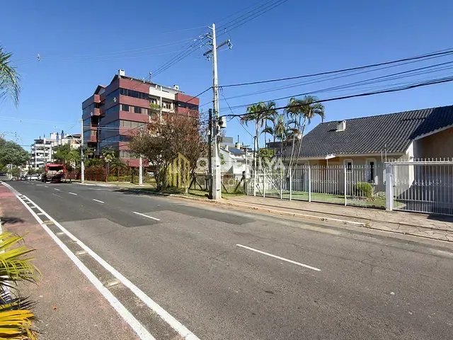 Casa 3 quartos e 4 banheiros, à venda, no bairro Jardim Planalto em Porto Alegre