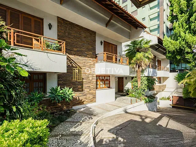 Casa 3 quartos e 4 banheiros, à venda, no bairro Três Figueiras em Porto Alegre