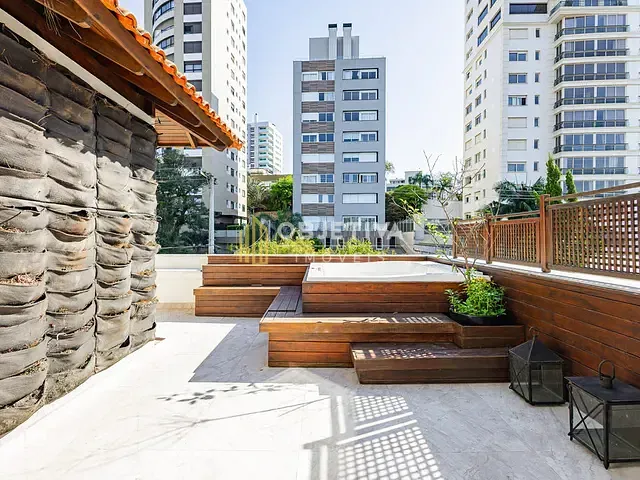 Casa 3 quartos e 4 banheiros, à venda, no bairro Três Figueiras em Porto Alegre