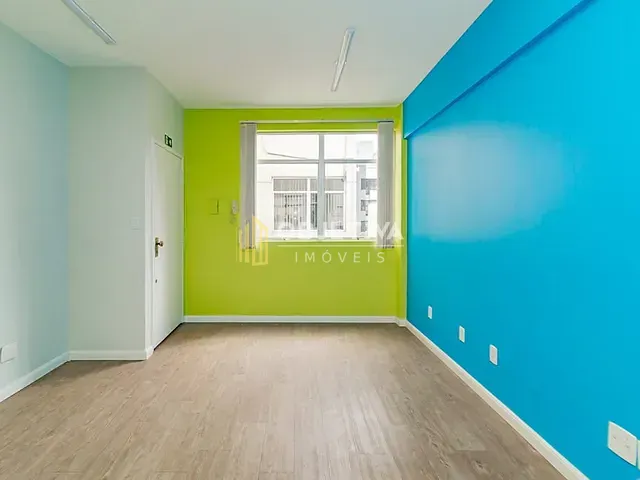 Sala à venda, no bairro Auxiliadora em Porto Alegre